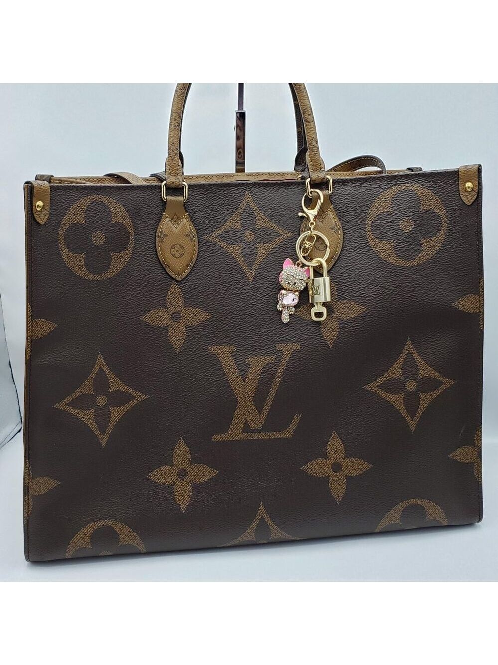 Authentic LV Gold Padlock & Key 🔑 Designer Bag Charm w/ Unbranded Cat Keychain - Picture 3 of 12